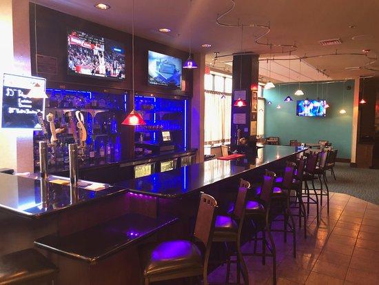 WingTips Bar and Bistro